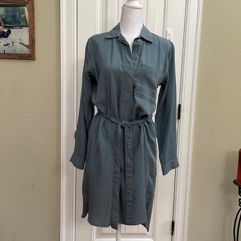 GAP blue gray button down shirt dress with belt. Size S